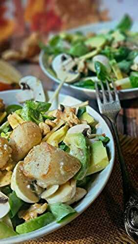 Salade gourmande aux noix de Saint-Jacques, avocat et pomme : un délice automnal