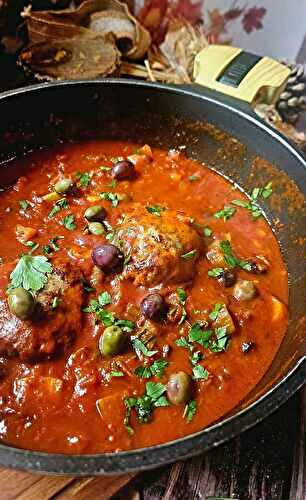 Crépinettes mijotées à la sauce tomate et aux olives du jardin