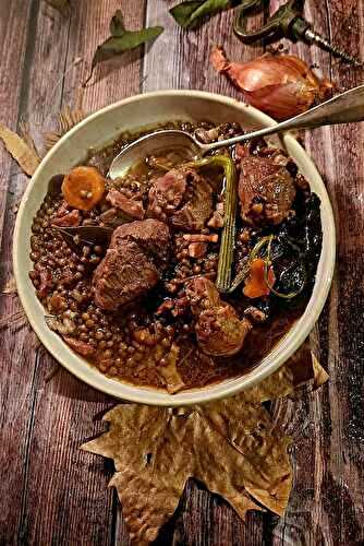 Joues de porc mijotées à la Guinness et lentilles : le plat réconfortant par excellence