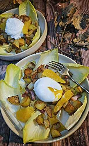 Salade paysanne d’automne : endives, lardons, pommes de terre et œuf poché, relevée à l’orange