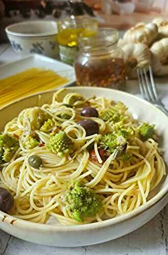 Spaghettis au chou romanesco, anchois, olives et câpres