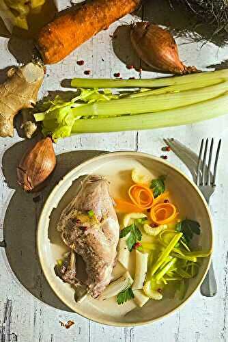 Cuisse de lapin vapeur, bouillon clair au gingembre et baies roses, salsifis et légumes divers