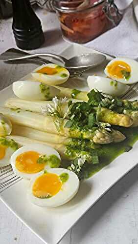 Asperges blanches en vinaigrette à l’ail des ours