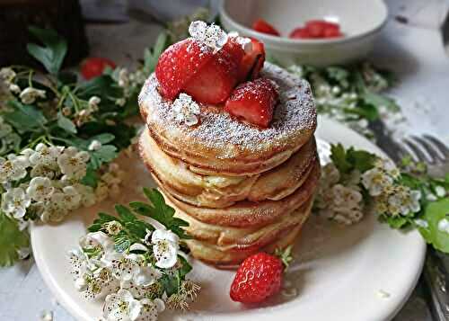 Fluffy pancakes fraises & fleurs d'aubépine