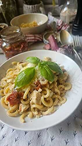One‑pot pasta au poulet, tomates confites et basilic