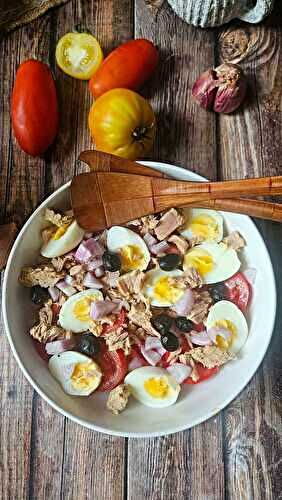 Salade de tomates, œufs durs & thon — la simplicité des étés d’antan