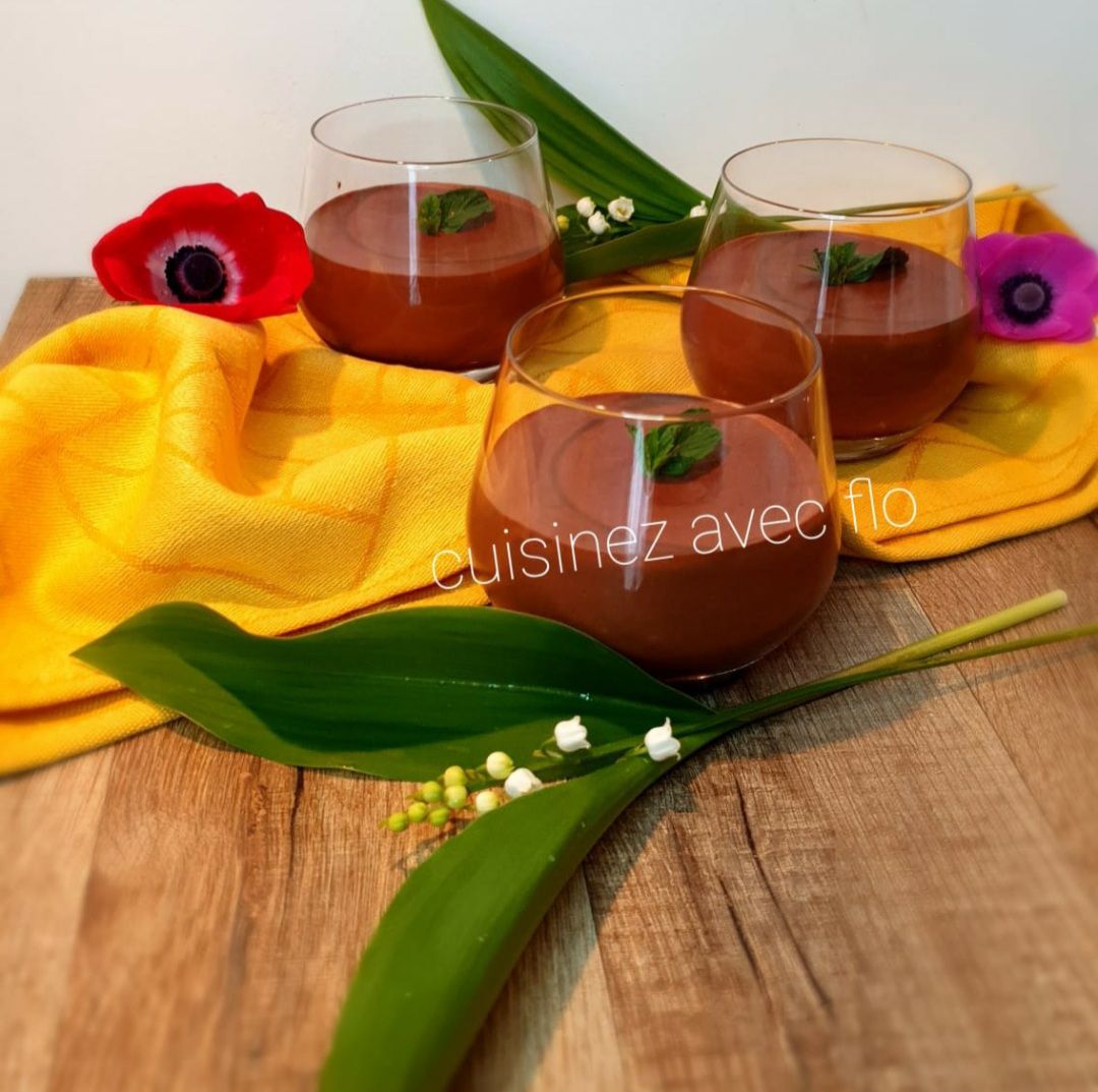 Mousse au chocolat avec du jus de haricots blanc