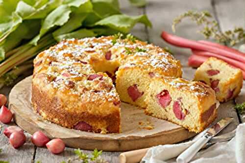 Gâteau à la rhubarbe de grand-mère traditionnel