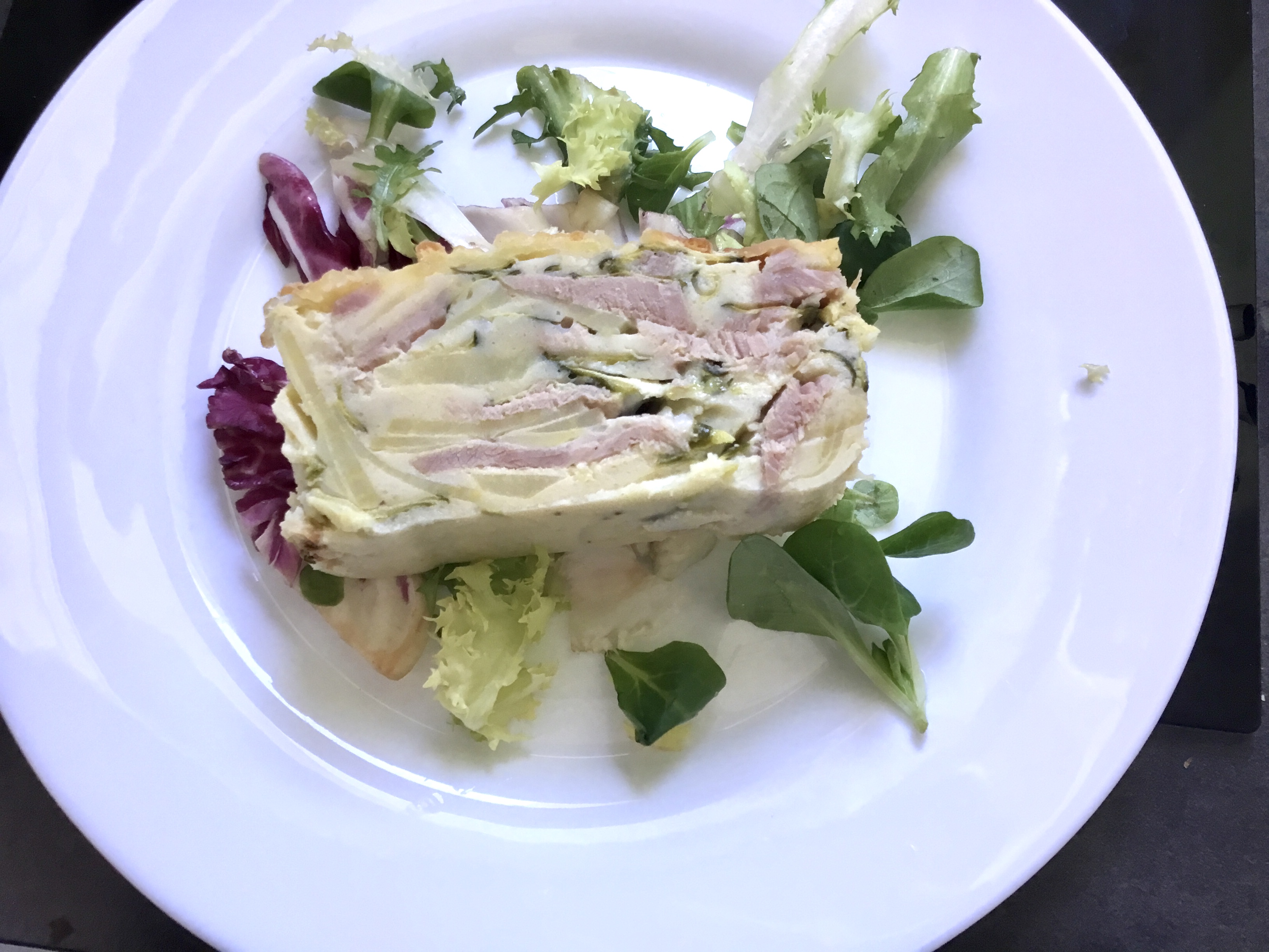 Millefeuille de pommes de terre, courgettes et jambon à l’os