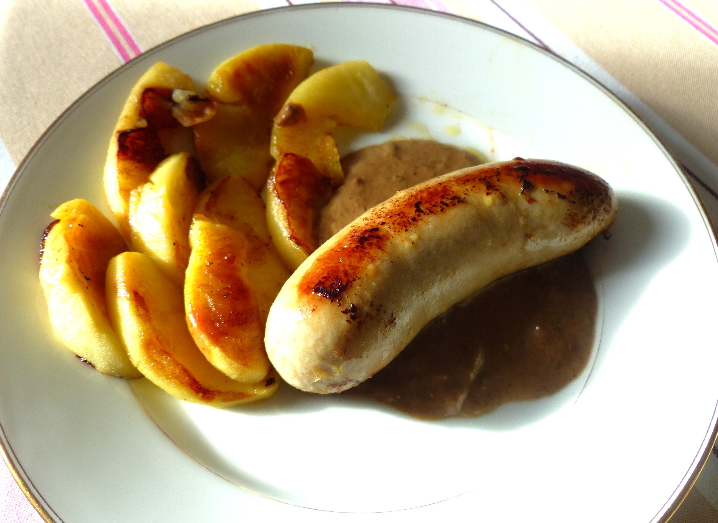 Boudin blanc au foie gras, pommes et sauce aux cèpes