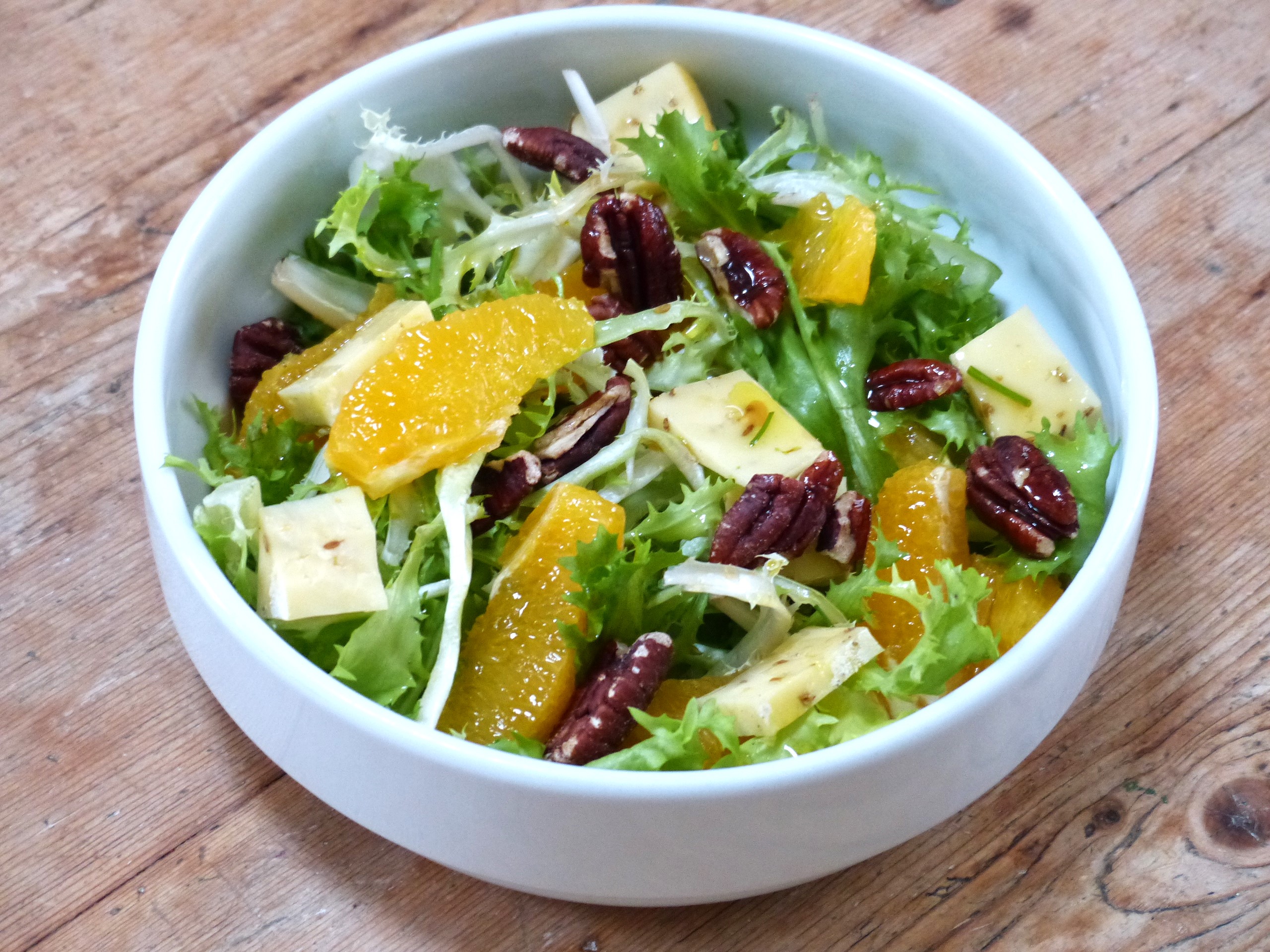 Salade frisée, orange, pécan et gouda cumin