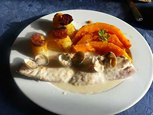 Filets de bar au jus de coques, rates et chorizo