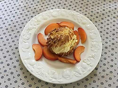 Chouquette, glace et abricot