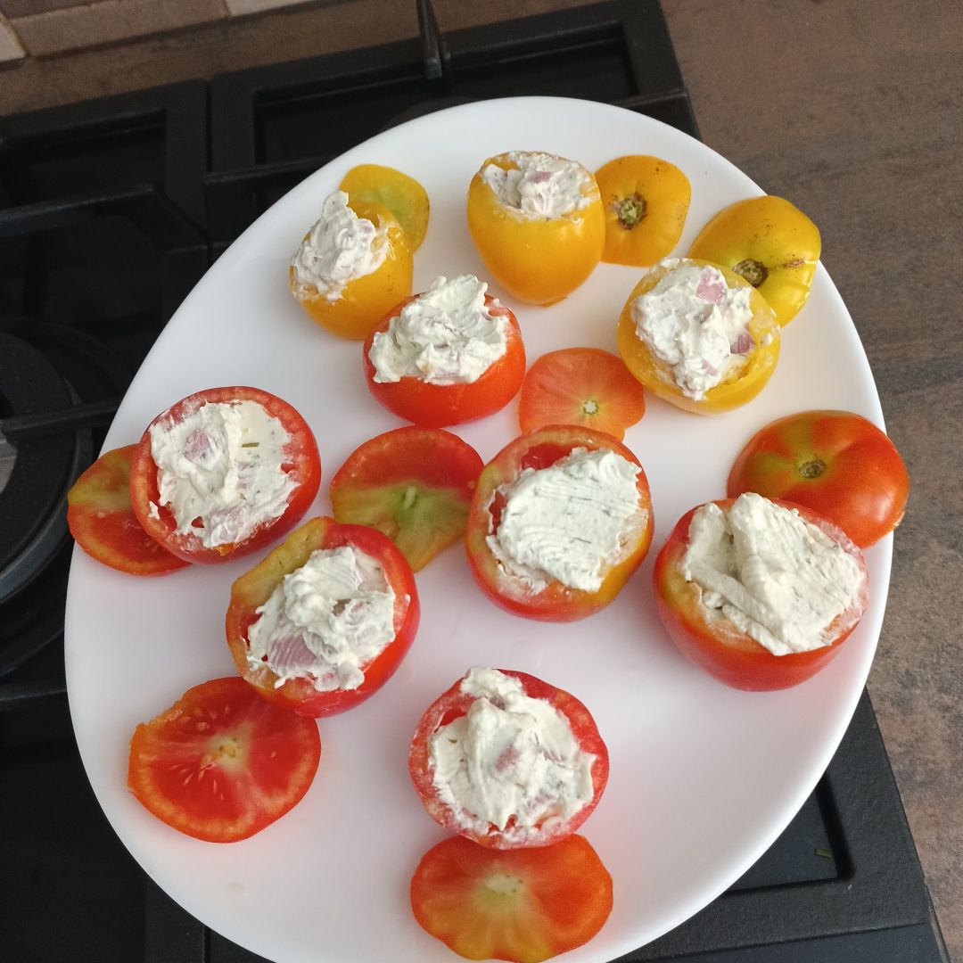 Tomates du jardin farcies au tartare et jambon 