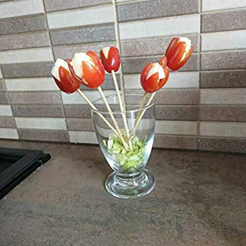 Tulipes de tomates cerises et mozzarella