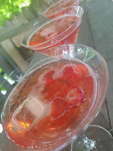 Cocktail vodka-cidre rosé aux fraises, citron et sucre de rhubarbe