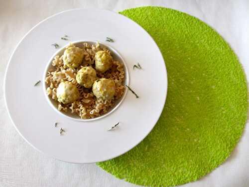 Boulettes épicées au lait de coco sur leur lit de pâtes