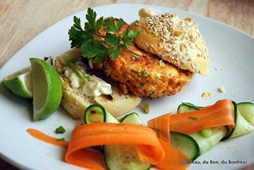 Burgers thaïs de poisson et légumes marinés