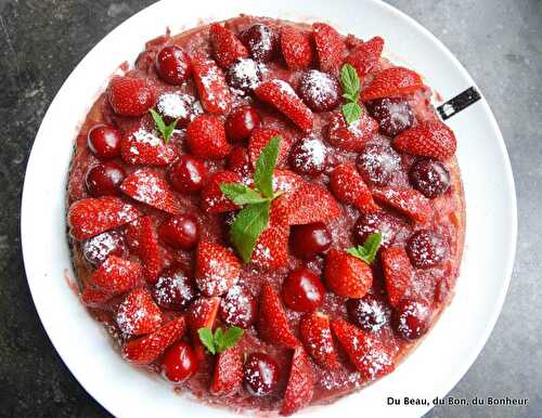 Gâteau renversé à la rhubarbe et fruits rouges