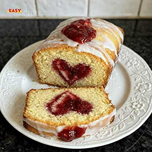 Cake Surprise à la Confiture : Moelleux avec Cœur Fondant Fraises