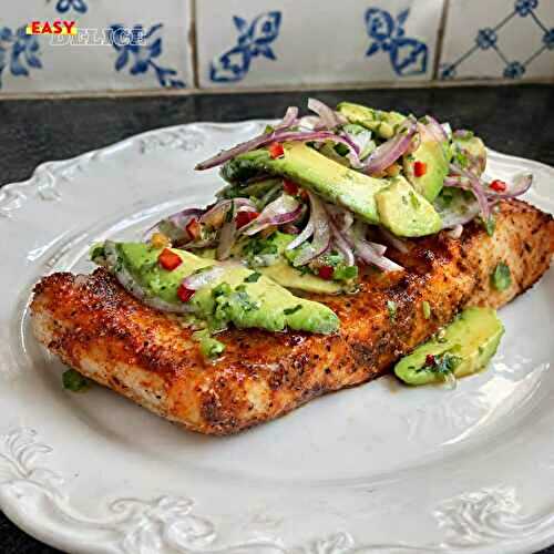 Saumon Grillé à l’Avocat, Citron Vert et Oignon Rouge — Frais, Coloré et Ultra Savoureux !
