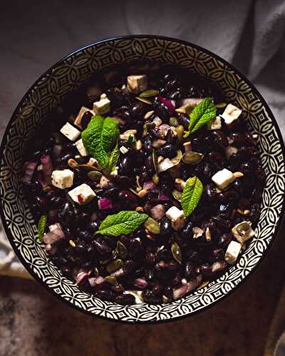 Salade composée haricots noirs, feta et menthe fraîche