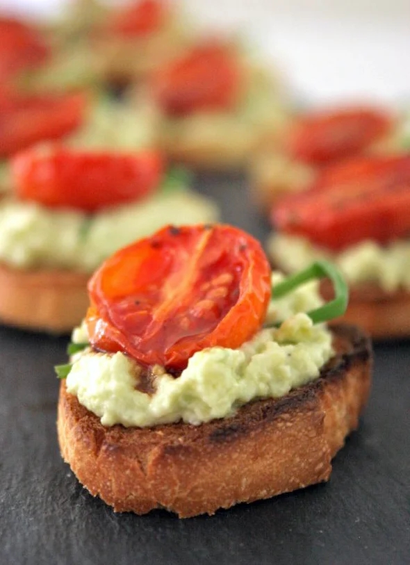 Crostini à l’avocat et au fromage de chèvre et ses tomates rôties