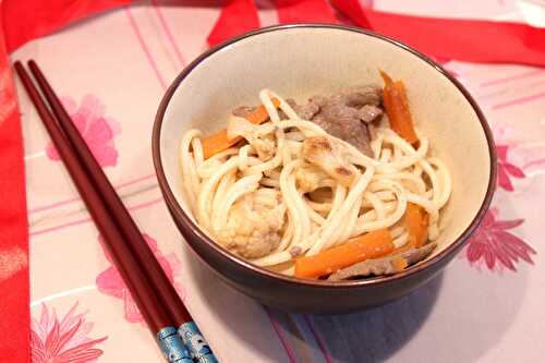 Wok à la japonaise (boeuf, udon, carotte et chou-fleur)