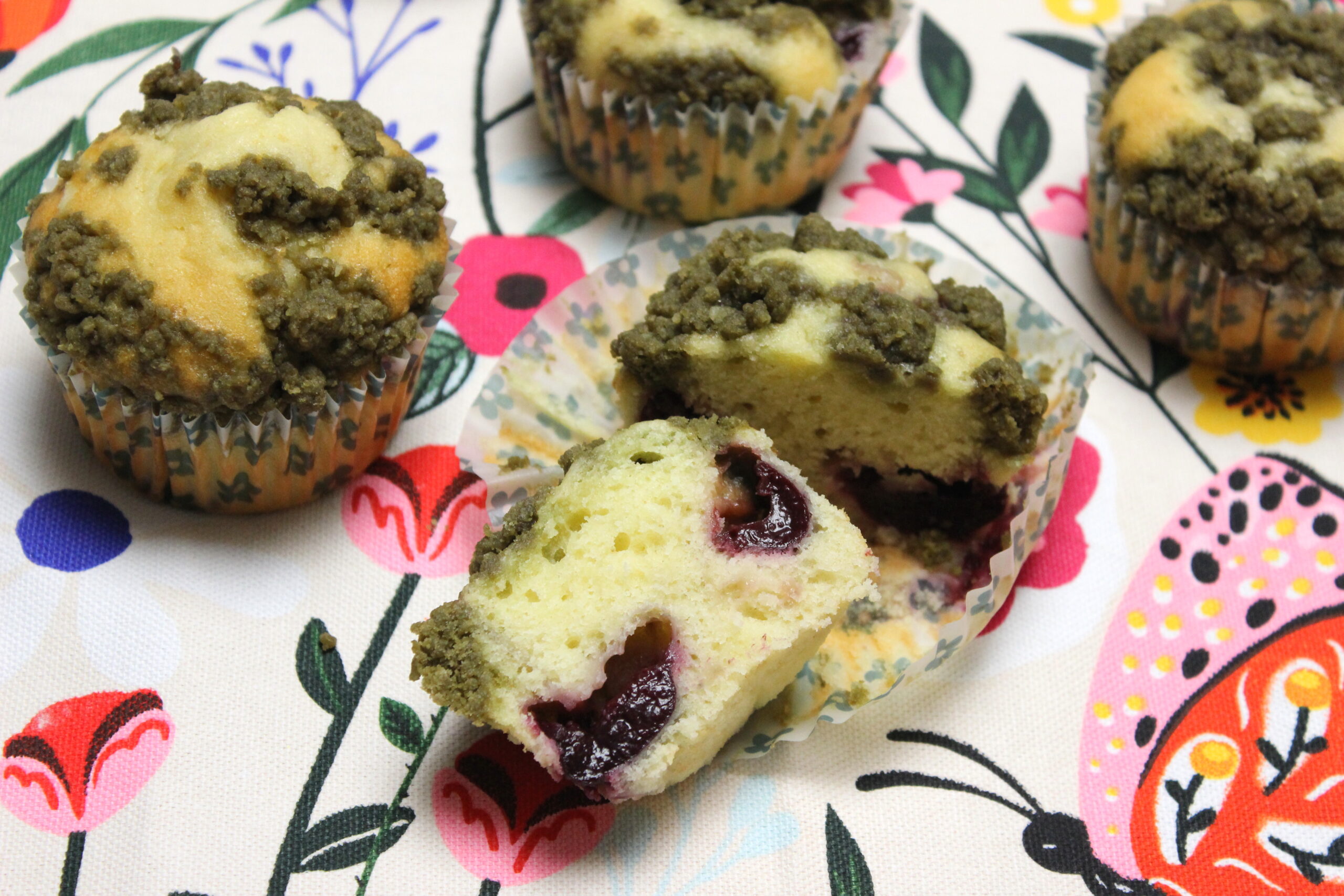 Muffins à la cerise et crumble au thé matcha