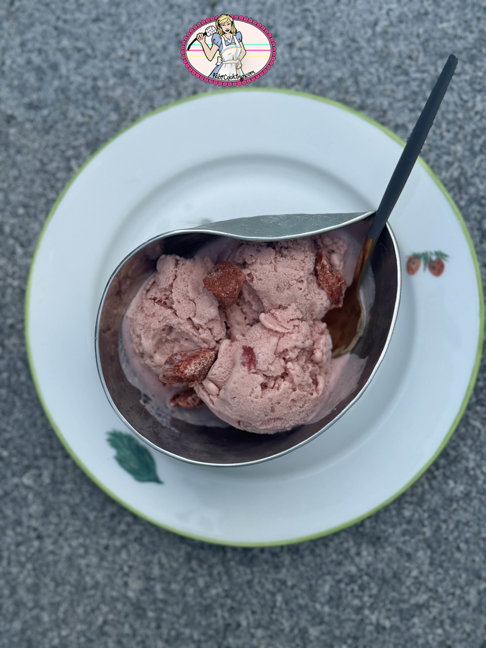 La glace au yaourt grec et aux fraises de folie