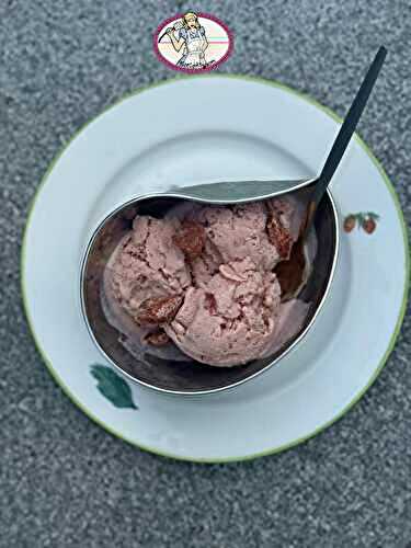 La glace au yaourt grec et aux fraises de folie