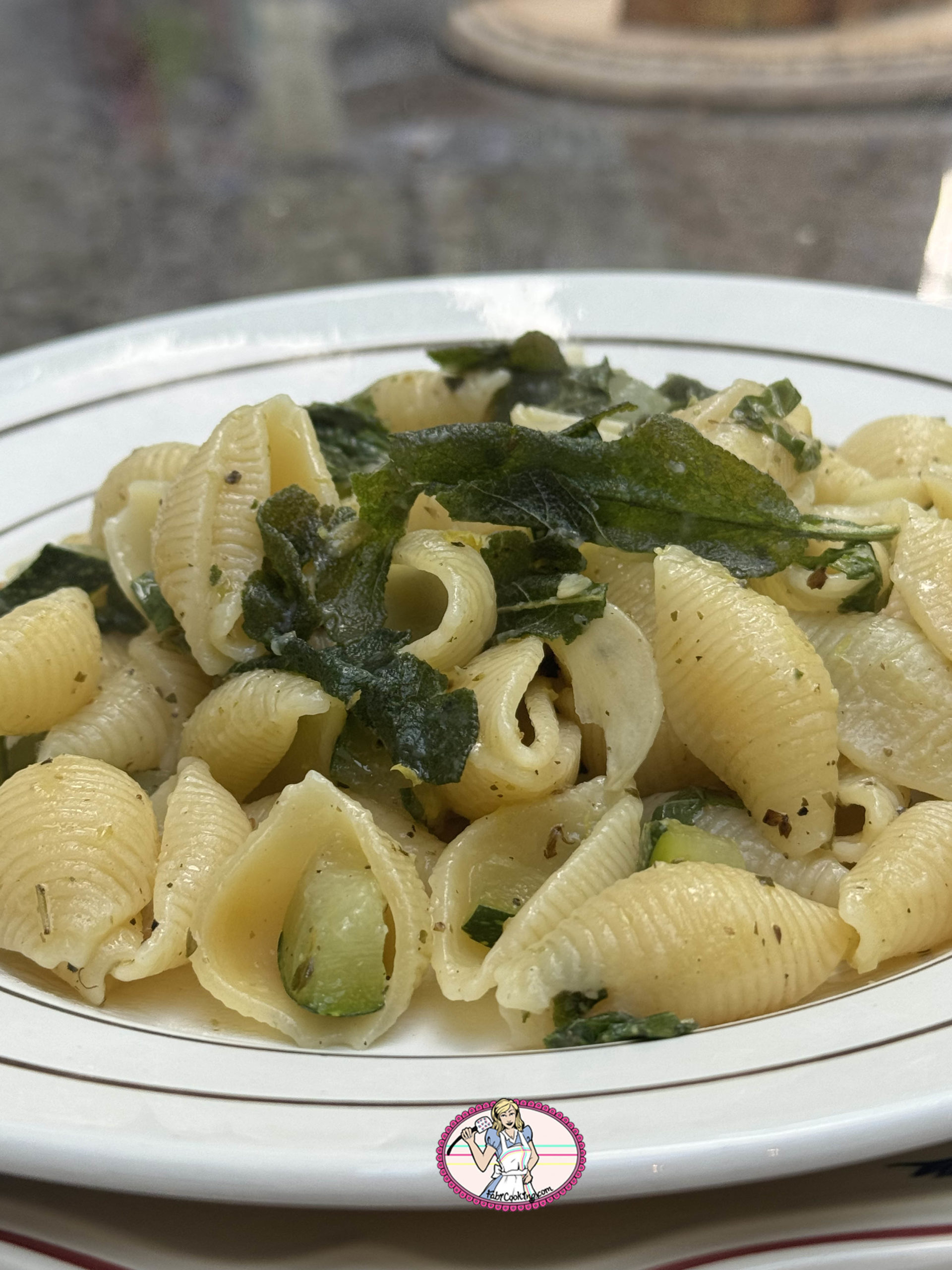 Conchiglie à la sauge, ail et aux courgettes