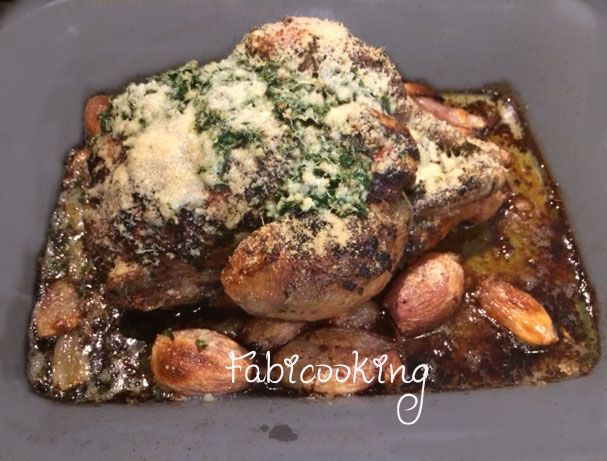 Poulet rôti à la croûte d’herbes et parmesan pour un beau dimanche