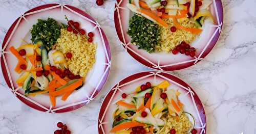 Assiette colorée et végétale : salade courgettes-carotte-groseille, pesto de chou kale, millet (vegan, glutenfree)
