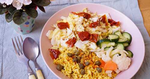 Assiette composée vegan : salade de chou chinois, riz-curcuma-câpres, légumes lactofermentés...