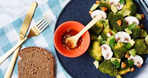 Assiette végétale complète : salade brocolis, champignons, avocat et sa chouette petite sauce! (vegan, glutenfree)