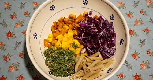 Salade de pâtes hivernale et colorée : patates douces rôties, betteraves jaune, chou rouge, pesto persil-noisettes...