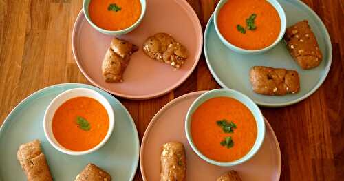 Soupe tomates-coco et petits pains vapeur feta-coriandre