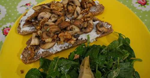 Tartines champignons-chèvre-noix