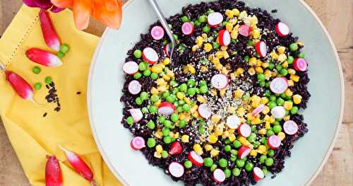 Salade de riz noir, petits pois, radis, maïs (vegan, sans gluten, printemps)