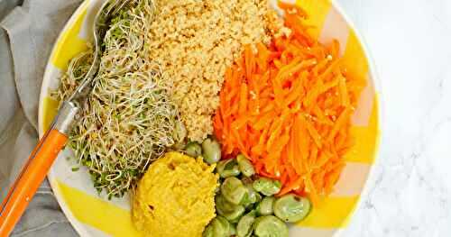 Assiette composée : semoule de pois chiches, carottes, fèves, tartinade à la moutarde (vegan, sans gluten)