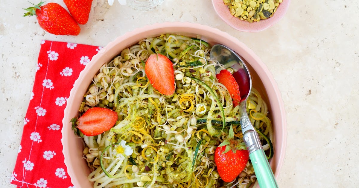 Tagliatelles de  courgette, graines germées, fraises (salade, cru, vegan)