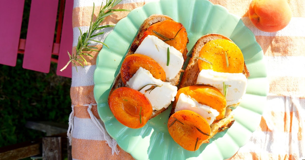 Tartines abricots rôtis, chèvre, romarin (amap, été, veggie)