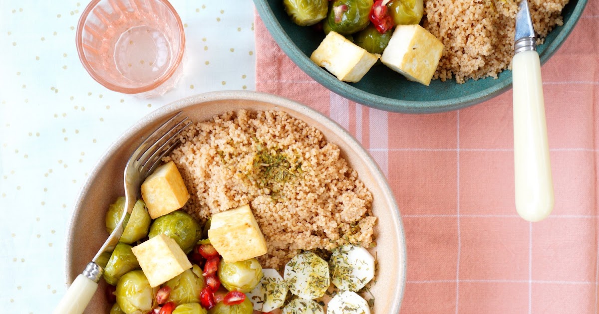 Assiettes composées : choux de Bruxelles, grenade, tofu fumé, couscous, radis (amap, vegan)