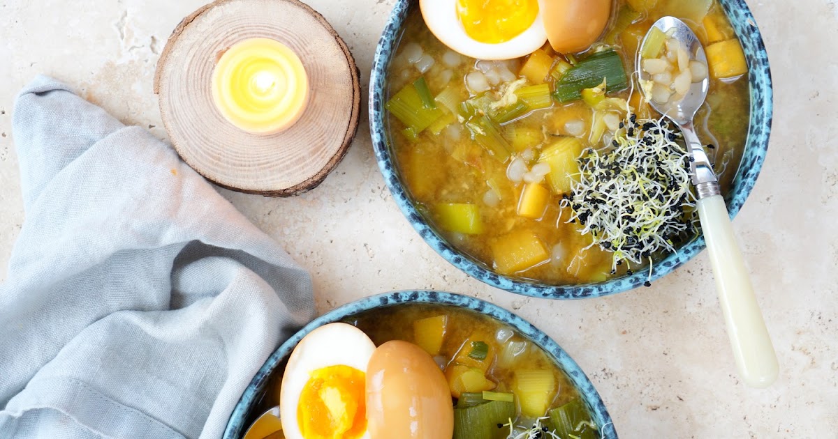 Potage poireaux-konjac-miso, oeufs marinés au soja, poireaux germés