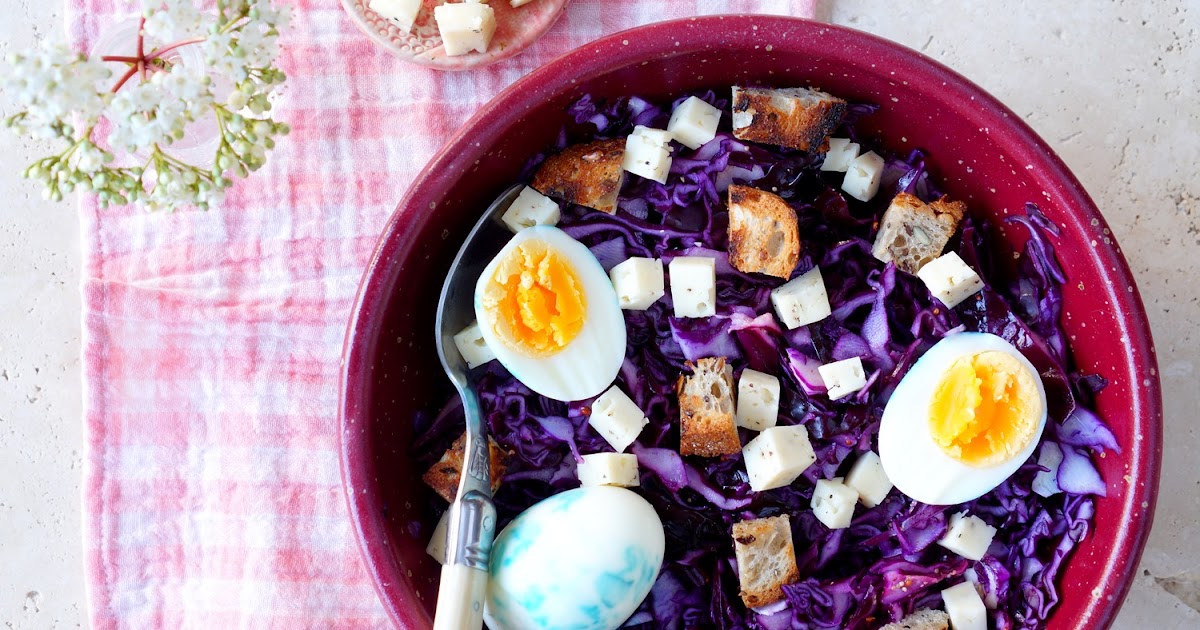 Salade de chou rouge, tomme au poivre, croûtons, oeufs (salade, Alsace, veggie)