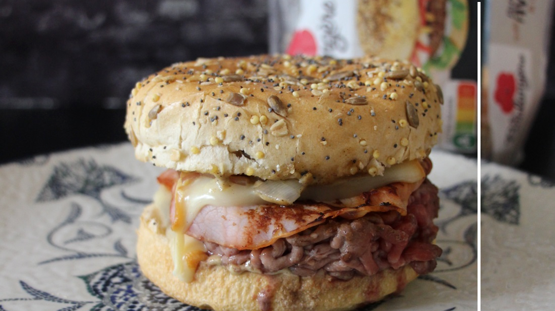 Burger Montagnard : La Recette Gourmande au Fromage à Raclette et Bacon sur Pain Avoine & Graines