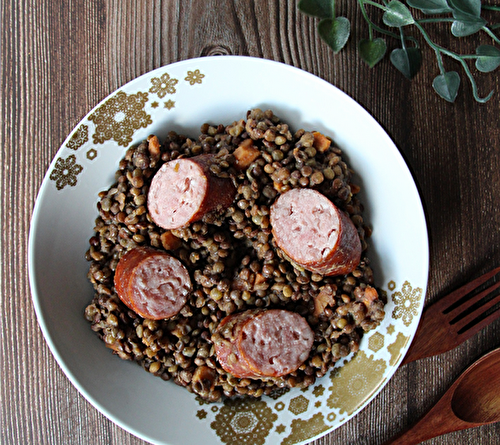 Lentilles vertes et saucisses de Montbéliard : la recette facile à la casserole