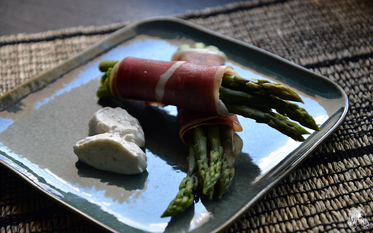 Asperges roulées au jambon cru et chèvre frais