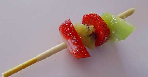 Mikado en brochette de fruits et sucre pétillant